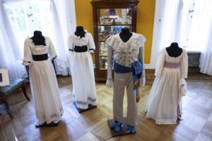 Cztery ubiory dziecięce z okresu od XVII do XIX wieku na wystawie w Muzeum Wnętrz Pałacowych w Choroszczy