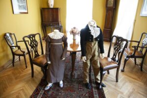 Dwa ubiory dziecięce z okresu od XVII do XIX wieku na wystawie w Muzeum Wnętrz Pałacowych w Choroszczy