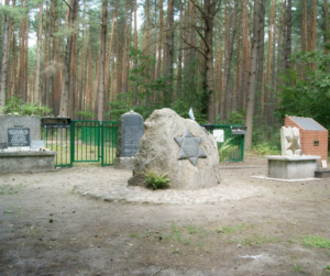 Na zdjęciu są widoczne trzy monumenty upamiętniające zagładę. 