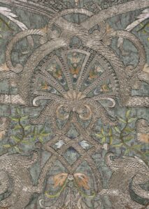 Fragment ornatu, geometryczne wzory w kolorach: srebrnym, niebieskim i zielonym.