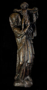 Rzeźba prezentująca kobietę trzymającą w rękach nagie dziecko. Kobieta przyodziana jest w długie szaty.