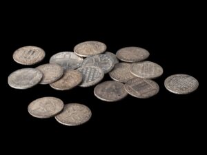 Srebrne carskie monety ułożone w stosik, Skarb z Zabłudowa