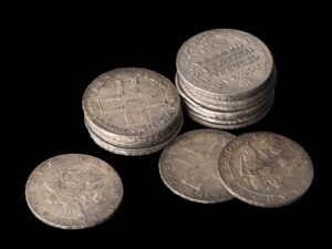 Srebrne carskie monety ułożone w stosik, Skarb z Zabłudowa