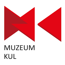 Czerwone logo Muzeum KUL na białym tle