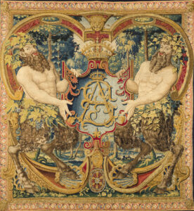 Inicjały króla Zygmunta Augusta na kartuszu podtrzymywane są przez satyry.