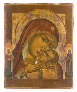 Ikona przedstawiająca Matkę Bożą z Dzieciątkiem, ukazująca Marię, która trzyma w ramionach młodzieńczego Chrystusa i pochyla głowę, aby przytulić swój policzek do policzka syna. Chrystus obejmuje ją jedną ręką za szyję, a drugą trzyma w ręce Matki.