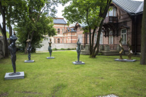 Na tle budynku Muzeum Rzeźby Alfonsa Karnego, widać rzeźby z wystawy „kształt piękna”, twórczości Stanisława Wysockiego.