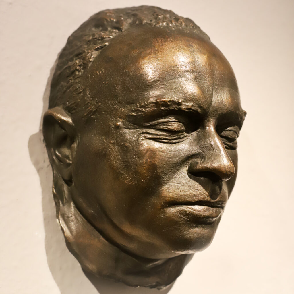 Maska z mosiądzu przedstawiająca głowę mężczyzny